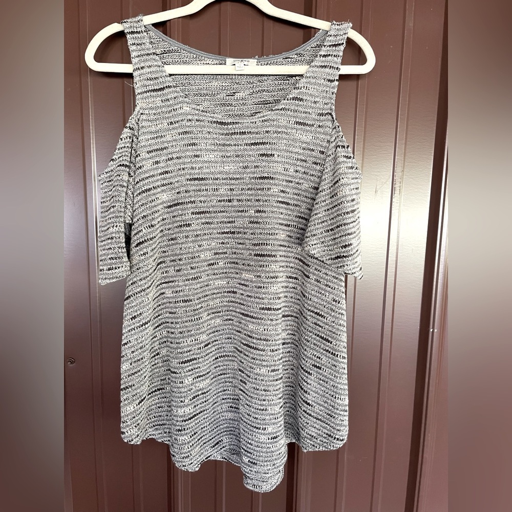 Umgee Womens Top Size L Gray Cold Shoulder Knit Short Sleeve Round Neck